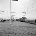 155097 Afbeelding van een electrisch treinstel mat. 1940 van de N.S. langs het perron van het N.S.-station Zoetermeer ...